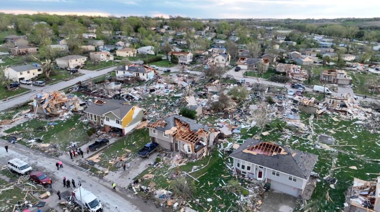 Faithful respond to Midwest tornadoes, help storm victims‘carry their ...